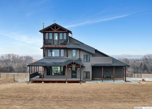 Property at 1015 E Rd, Palmyra, NE 68418, 4 beds, 3.5 baths