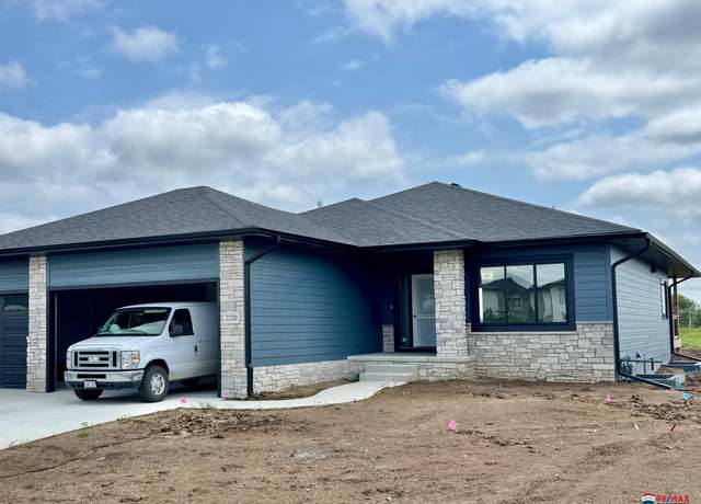 Property at 2220 S 95 St, Lincoln, NE 68520, 3 beds, 2.5 baths