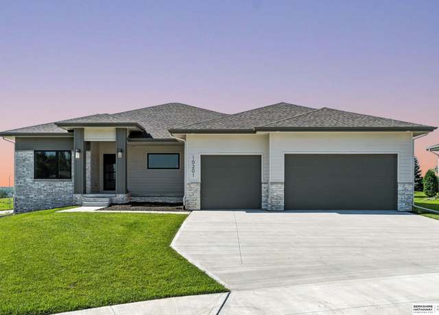 Property at 10201 Cove Hollow Dr, Papillion, NE 68046, 4 beds, 3 baths