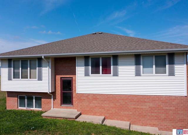 Property at 8605 Delphinium Ln, Lincoln, NE 68505, 4 beds, 3 baths