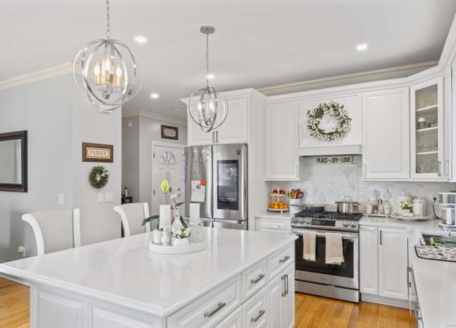 Property at 1095 Hope St Unit B, Stamford, CT 06907, 3 beds, 2.5 baths