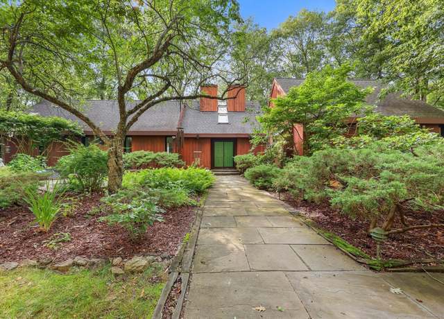 Property at 22 Blackberry Dr E, Stamford, CT 06903, 3 beds, 2.5 baths