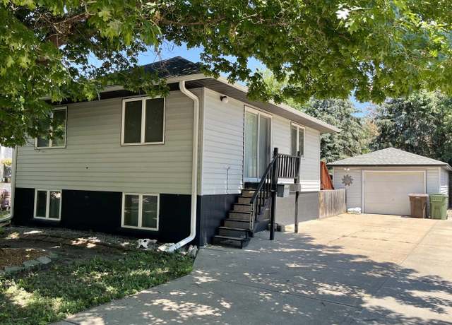 Property at 1711 7th Ave, Kearney, NE 68845, 3 beds, 2 baths