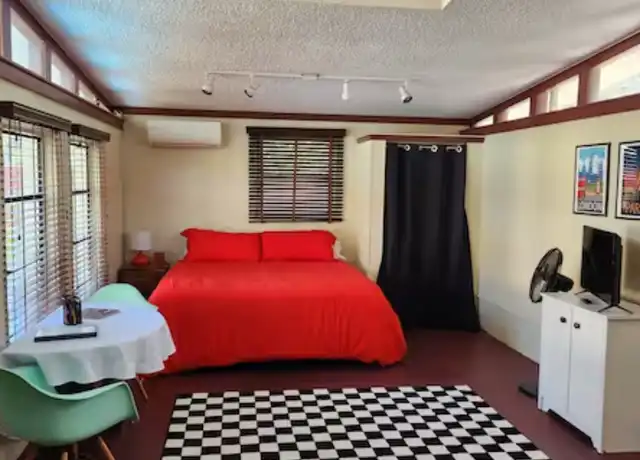 Property at 5042 7th Ave N Unit Pool House, St. Petersburg, FL, 33710, 1 bed, 1 bath, [object Object]